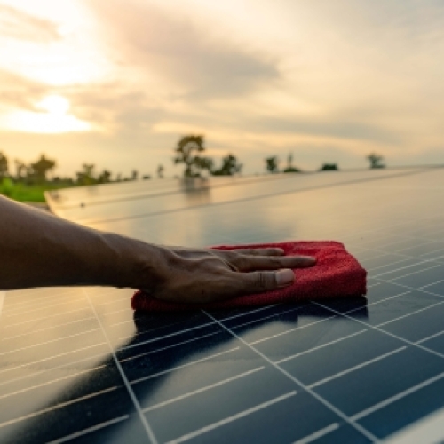 Rengøring og vedligeholdelse af solceller på tag