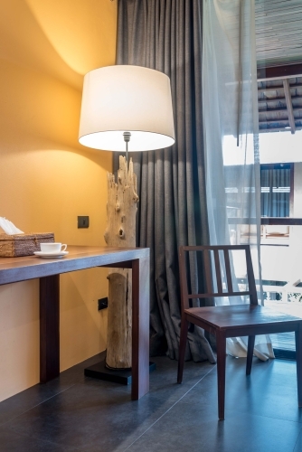 Installation af solceller på tag af moderne bolig