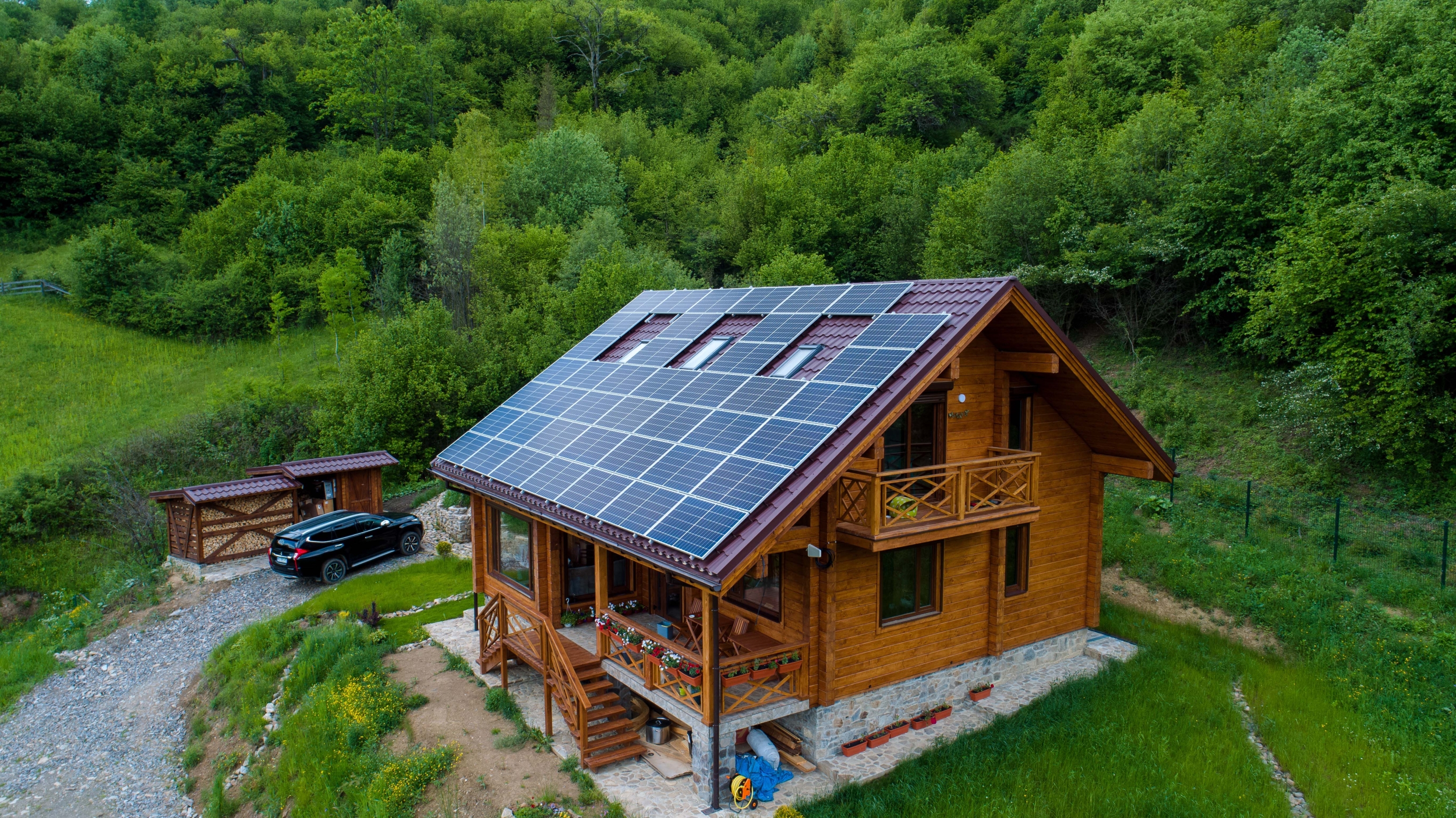 Solcelleanlæg installeret på hustag med solcellepaneler